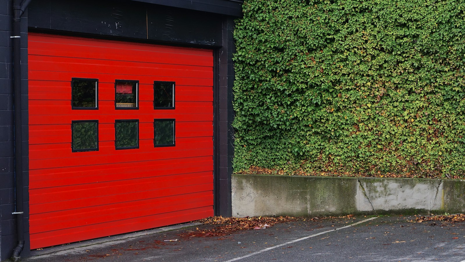 červená garážová vrata